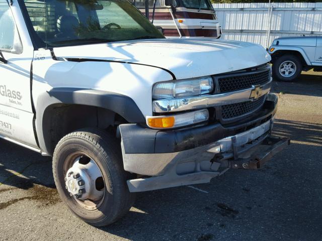 1GBJC34UX1F110129 - 2001 CHEVROLET SILVERADO WHITE photo 9