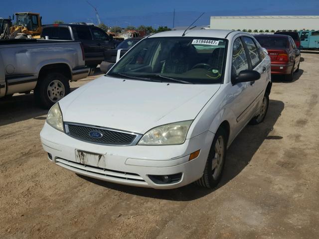 1FAHP34N35W314452 - 2005 FORD FOCUS ZX4 WHITE photo 2