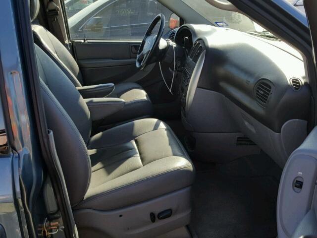 2C4GP54L55R444872 - 2005 CHRYSLER TOWN & COU GREEN photo 5