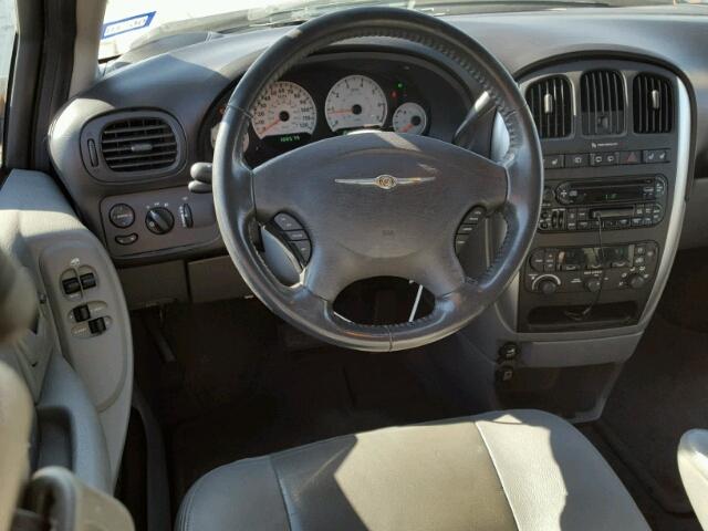 2C4GP54L55R444872 - 2005 CHRYSLER TOWN & COU GREEN photo 9