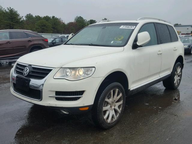 WVGBE77L68D029604 - 2008 VOLKSWAGEN TOUAREG 2 WHITE photo 2