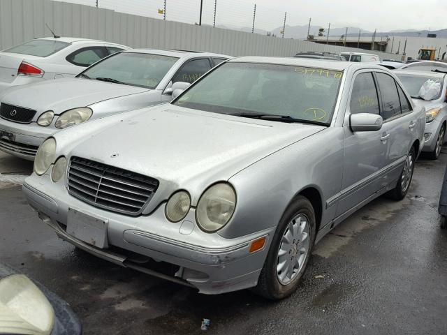 WDBJF82JXYX042927 - 2000 MERCEDES-BENZ E 320 4MAT SILVER photo 2