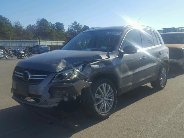 WVGBV95N09W001979 - 2009 VOLKSWAGEN TIGUAN SE GRAY photo 2