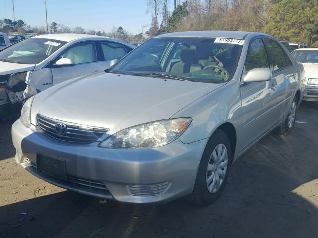 4T1BE32K05U501363 - 2005 TOYOTA CAMRY LE SILVER photo 2