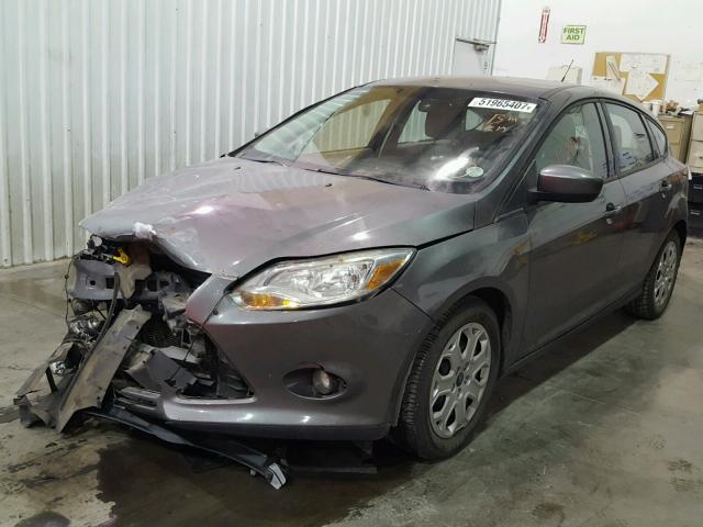 1FAHP3K21CL219573 - 2012 FORD FOCUS SE GRAY photo 2