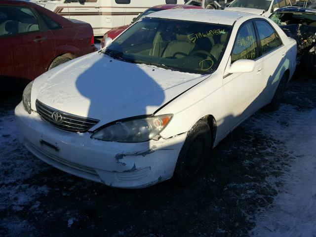 4T1BE32K95U410169 - 2005 TOYOTA CAMRY LE WHITE photo 2