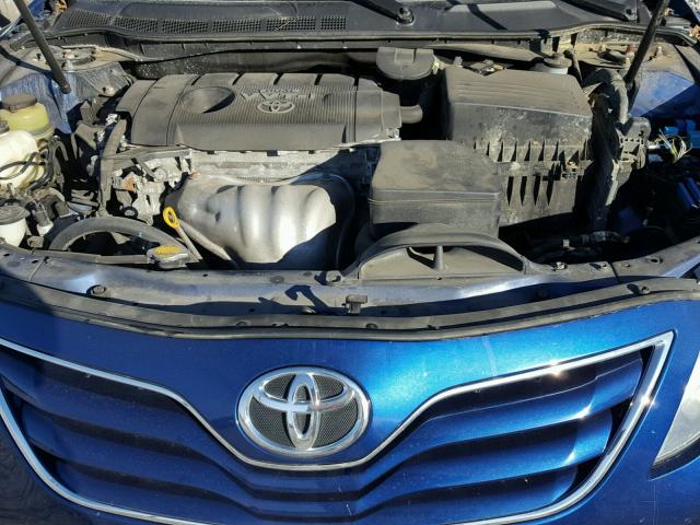 4T4BF3EK3AR044573 - 2010 TOYOTA CAMRY LE ლურჯი ფოტო 7