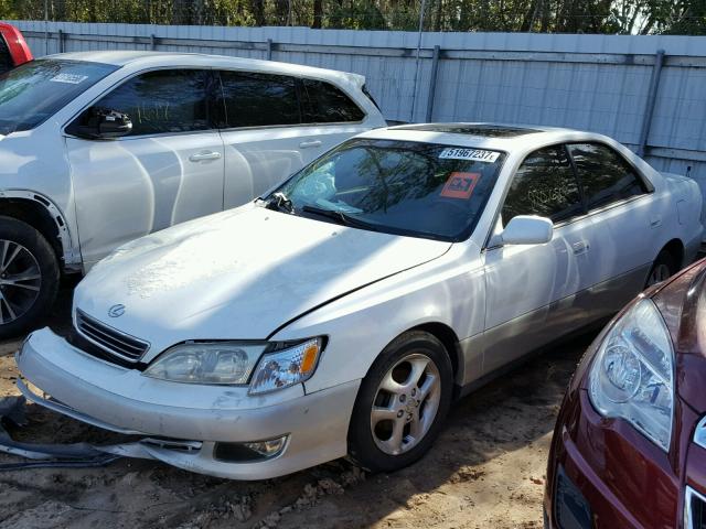 JT8BF28G410324556 - 2001 LEXUS ES 300 WHITE photo 2