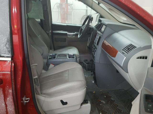 2A8HR54P08R713858 - 2008 CHRYSLER TOWN & COU RED photo 5