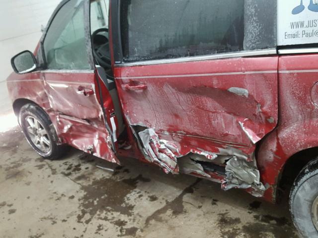 2A8HR54P08R713858 - 2008 CHRYSLER TOWN & COU RED photo 9