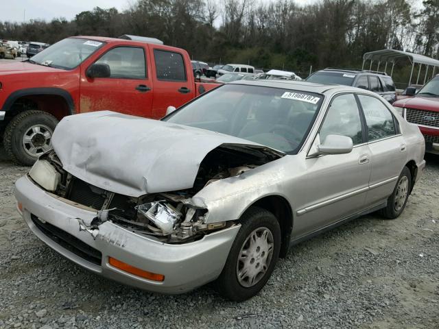 1HGCD5605VA130588 - 1997 HONDA ACCORD SE SILVER photo 2