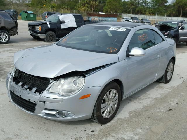 WVWBA71F07V037645 - 2007 VOLKSWAGEN EOS 2.0T SILVER photo 2