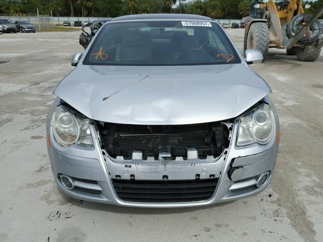 WVWBA71F07V037645 - 2007 VOLKSWAGEN EOS 2.0T SILVER photo 9