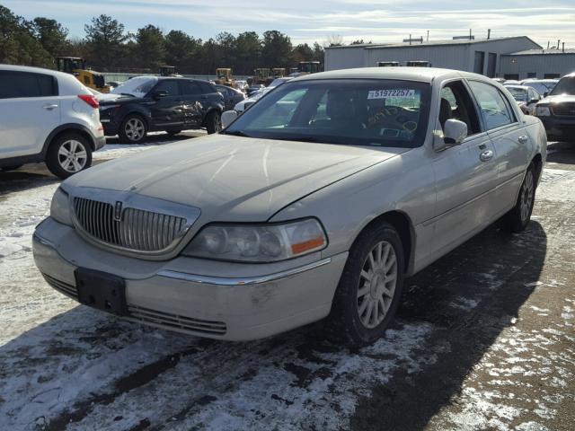 1LNHM81V17Y618760 - 2007 LINCOLN TOWN CAR S SILVER photo 2