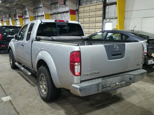 1N6BD06T28C441361 - 2008 NISSAN FRONTIER K SILVER photo 3