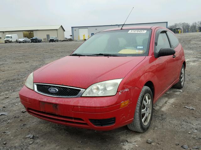 3FAFP31N15R146227 - 2005 FORD FOCUS ZX3 RED photo 2