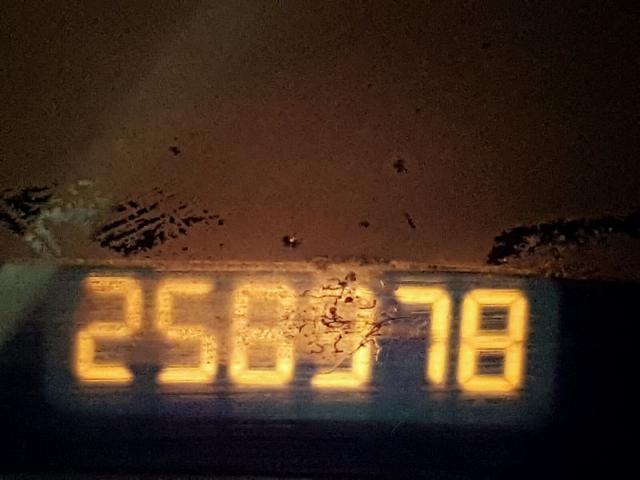 1G8ZR12791Z103440 - 2001 SATURN SC2 YELLOW photo 8