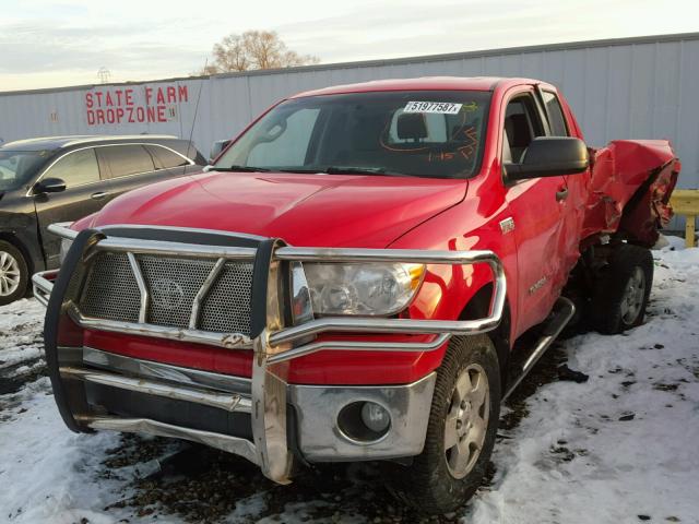 5TFBV54188X062856 - 2008 TOYOTA TUNDRA DOU RED photo 2