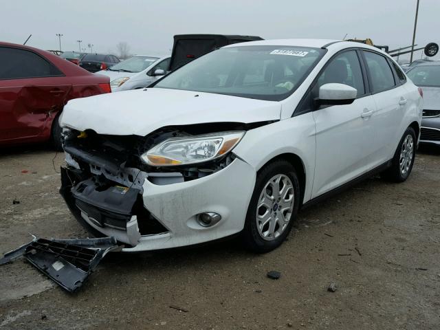 1FAHP3F20CL332232 - 2012 FORD FOCUS SE WHITE photo 2