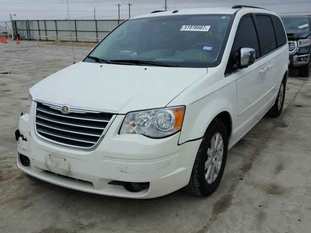 2A8HR54P98R671271 - 2008 CHRYSLER TOWN & COU WHITE photo 2