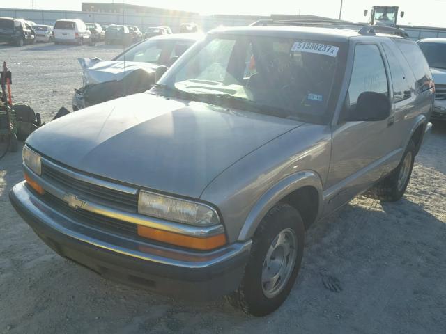 1GNCS18W7WK143425 - 1998 CHEVROLET BLAZER GOLD photo 2