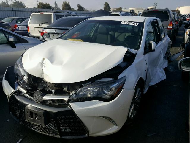 4T1BF1FK2HU433115 - 2017 TOYOTA CAMRY LE WHITE photo 2