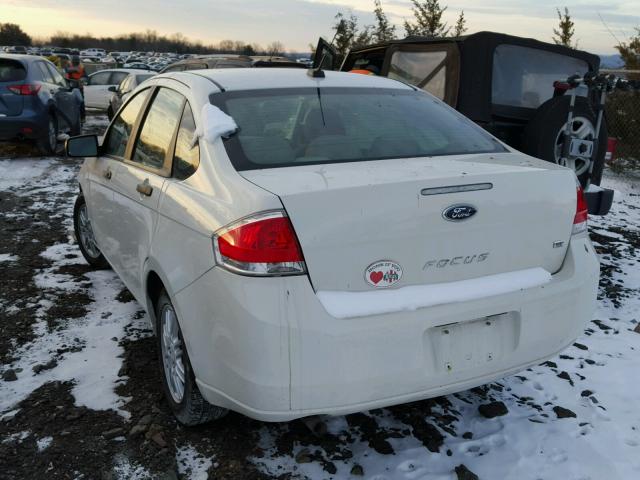 1FAHP3FN2AW121099 - 2010 FORD FOCUS SE WHITE photo 3