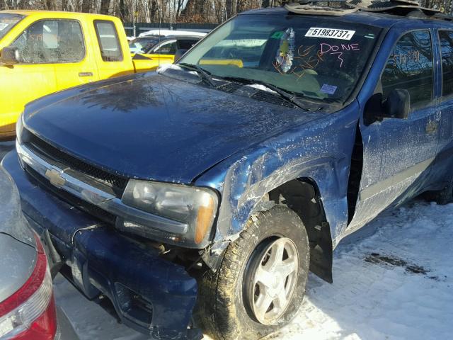 1GNDT13S452355347 - 2005 CHEVROLET TRAILBLAZE BLUE photo 2