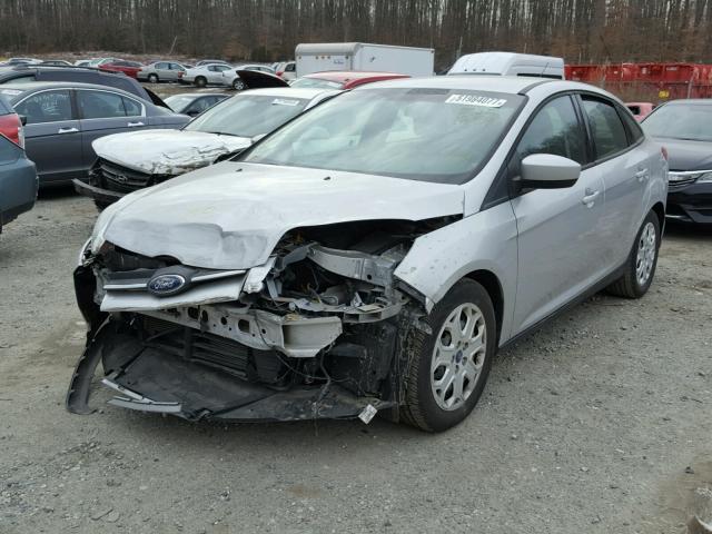 1FAHP3F27CL217126 - 2012 FORD FOCUS SE SILVER photo 2