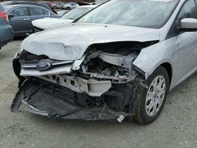 1FAHP3F27CL217126 - 2012 FORD FOCUS SE SILVER photo 9