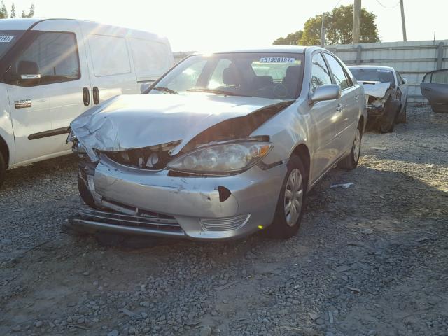 4T1BE32K55U419791 - 2005 TOYOTA CAMRY LE SILVER photo 2