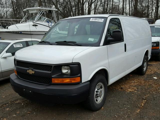 1GCWGFCA8C1149770 - 2012 CHEVROLET EXPRESS G2 WHITE photo 2