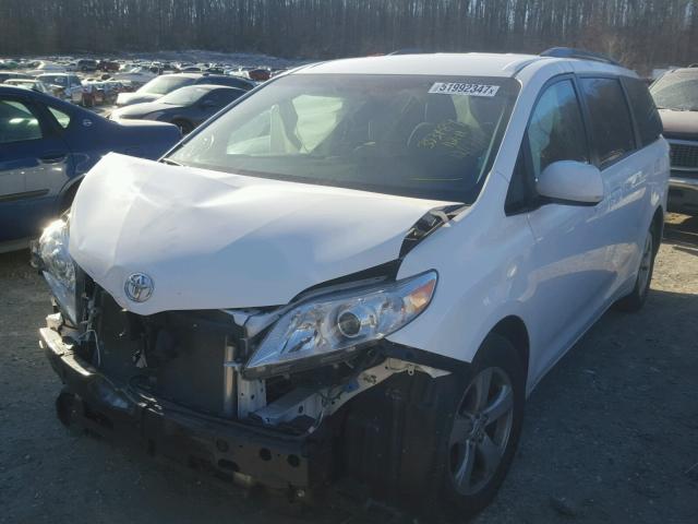 5TDKK3DC6FS573029 - 2015 TOYOTA SIENNA LE WHITE photo 2