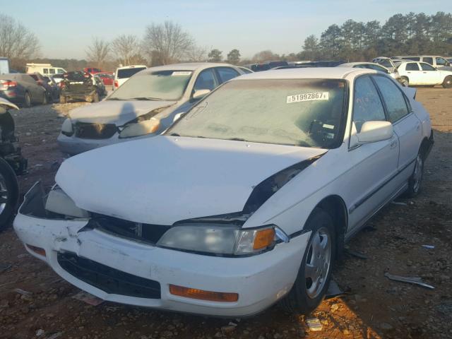 1HGCD5632TA237718 - 1996 HONDA ACCORD LX WHITE photo 2