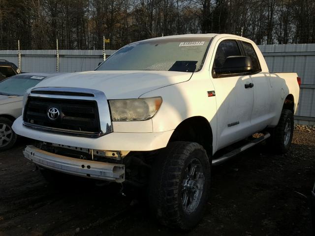 5TFUW5F10AX115252 - 2010 TOYOTA TUNDRA DOU WHITE photo 2