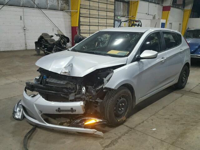 KMHCT5AE4FU233212 - 2015 HYUNDAI ACCENT GS SILVER photo 2