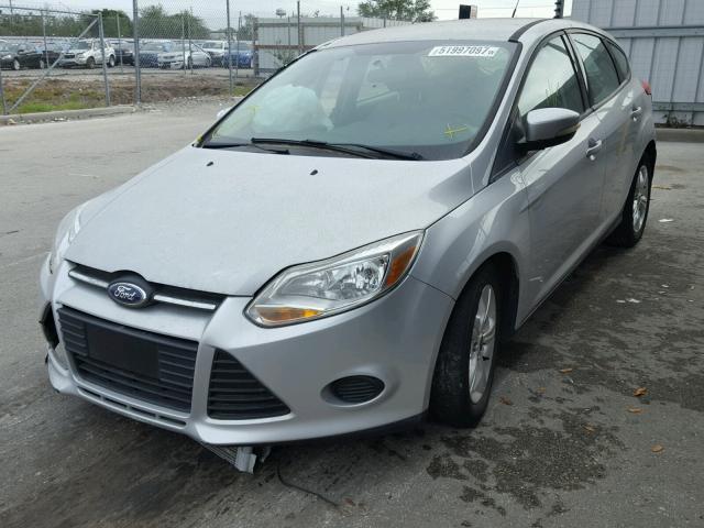 1FADP3K25EL319404 - 2014 FORD FOCUS SE SILVER photo 2