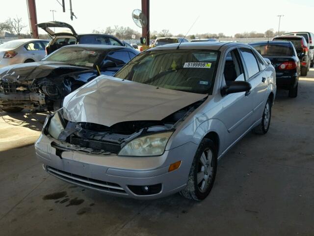 1FAFP34NX7W171946 - 2007 FORD FOCUS ZX4 SILVER photo 2