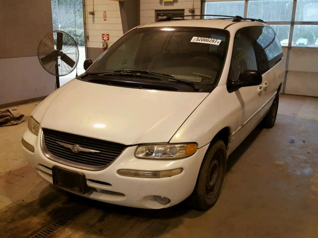 1C4GP54L7WB689091 - 1998 CHRYSLER TOWN & COU WHITE photo 2