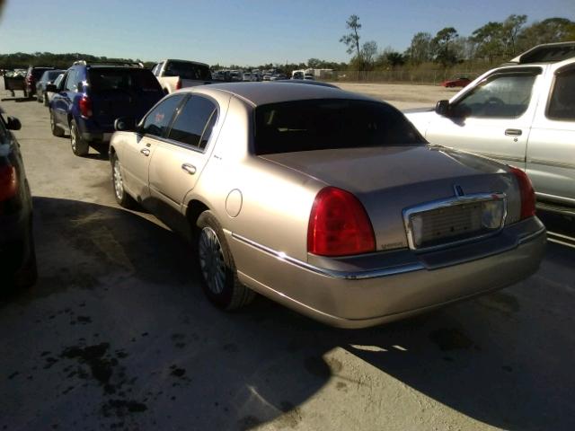 1LNHM81WX3Y628500 - 2003 LINCOLN TOWN CAR E TAN photo 3