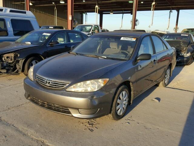 JTDBE32K850312875 - 2005 TOYOTA CAMRY LE CHARCOAL photo 2