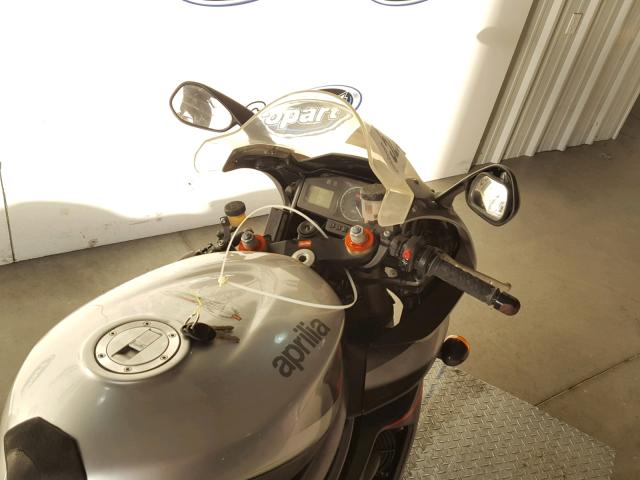 ZD4PAC1002S000233 - 2002 APRILIA SL1000 SILVER photo 5