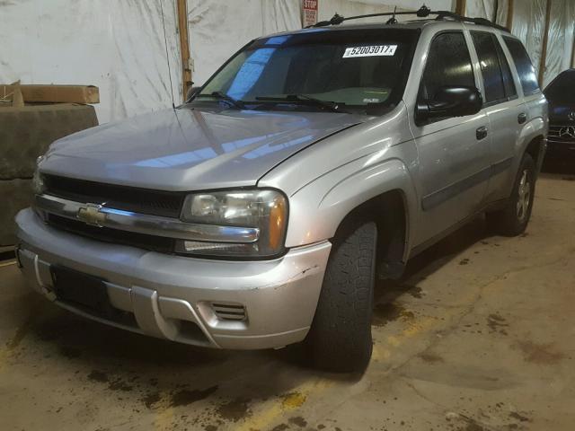 1GNDT13S652331194 - 2005 CHEVROLET TRAILBLAZE SILVER photo 2