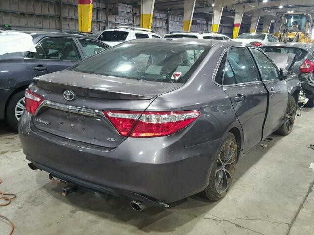 4T1BK1FK6FU560071 - 2015 TOYOTA CAMRY XSE GRAY photo 4