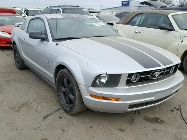 1ZVFT80N665154779 - 2006 FORD MUSTANG SILVER photo 1