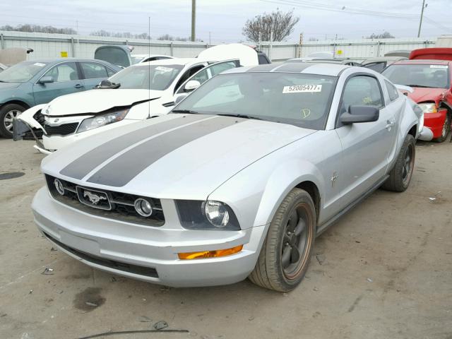 1ZVFT80N665154779 - 2006 FORD MUSTANG SILVER photo 2