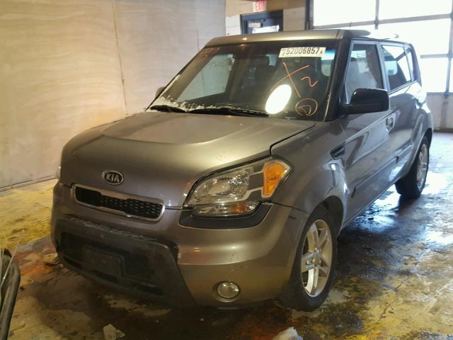 KNDJT2A23A7112937 - 2010 KIA SOUL + SILVER photo 2