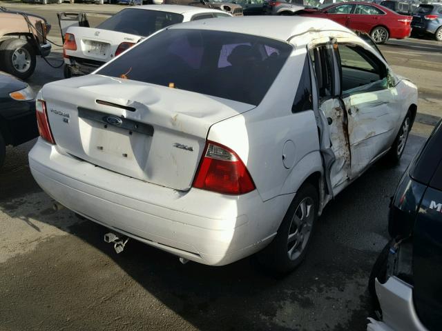 1FAFP34N45W253149 - 2005 FORD FOCUS ZX4 WHITE photo 4