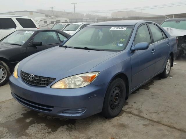 4T1BE30K82U507880 - 2002 TOYOTA CAMRY LE BLUE photo 2