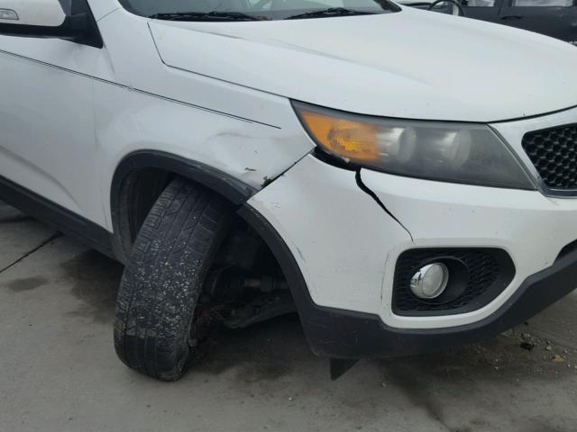 5XYKT3A10BG099201 - 2011 KIA SORENTO BA WHITE photo 9